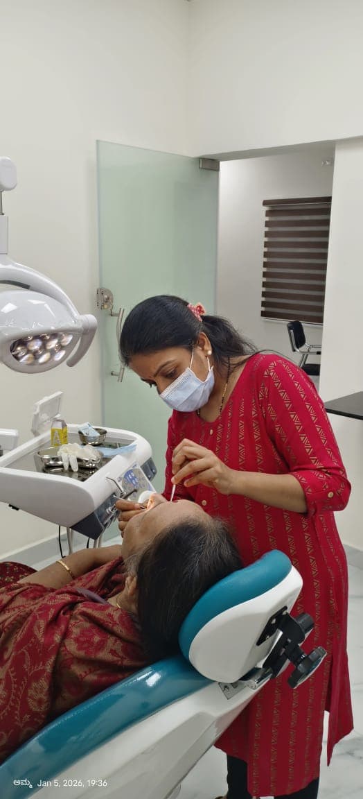 Dr. Shruthi A M treating a patient